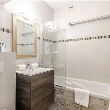 T2 Renove Avec Jardin, Parking Prive Et Acces Direct Aux Pistes, Proche Du Centre De - Fr-1-679-12